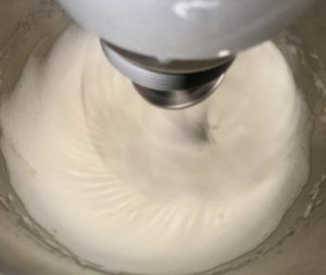 Sztywna piana z białek Ubijanie białek na pianę pod roladę bezową dacquoise