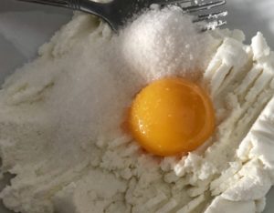 Przygotowanie nadzienia do rogalików z serem