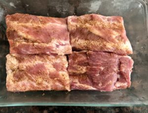 Pierwsza warstwa mięsa na żeberka pieczone w młodej kapuście