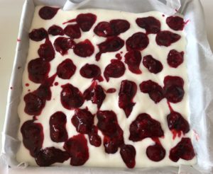 frużelina wiśniowa na warstwie jogurtowej