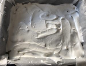 Warstwa bezy na owocach Kokosowa beza rozsmarowana na śliwkach w kruchym cieście