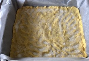 Kasza manna na kruchym spodzie Spód kruchego ciasta posypany kaszą manną