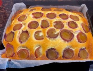 pieczone ciasto cielaczek ze śliwkami w piekarniku