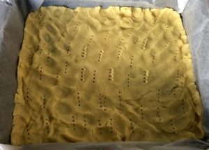 Przygotowany spód ciasta w blaszce Spód na kruche ciasto z bezą i śliwkami przygotowany do pieczenia