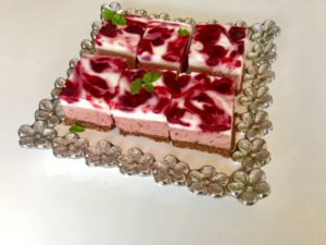 ciasto malaga bez pieczenia – apetyczny deser z wiśniami