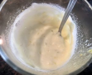 Jogurt przygotowany do zagęszczenia sosu