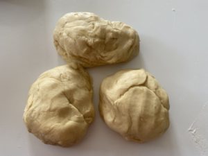 Dzielimy ciasto Ciasto podzielone na 3 części