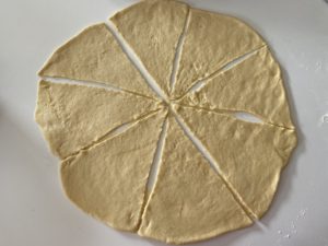 Ciasto na rogaliki świętomarcińskie Ciasto pokrojone w trójkąty