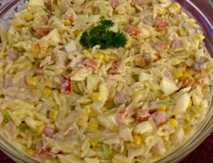 Kolorowa sałatka z makaronem i wędzonym kurczakiem - 39786D1E E990 4C33 89CF 573529173B7E