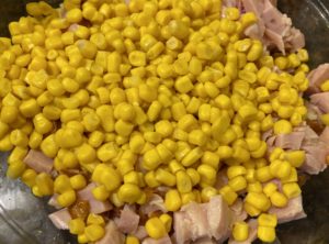 Kolorowa sałatka z makaronem i wędzonym kurczakiem - 3A3D9380 09F2 4A21 B645 17118BB48505