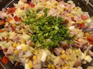 Kolorowa sałatka z makaronem i wędzonym kurczakiem - 744C47FE 4734 4331 928A 7C532BB0673A