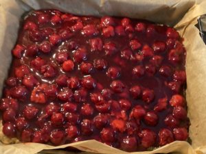 nakładanie frużeliny na biszkopt makowy