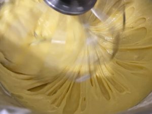 Masa żółtkowa na biszkopt przygotowanie ciasta na roladę z bananem i czekoladą