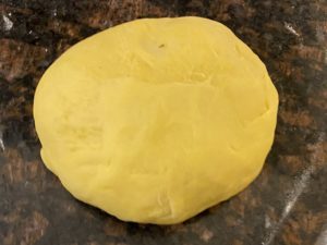 Zagniecione ciasto na tradycyjne faworki
