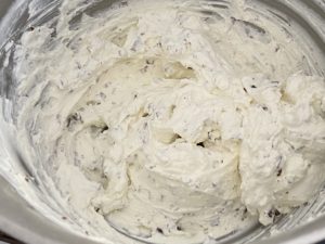 Przygotowanie kremu do rolady Krem śmietankowy z mascarpone i czekoladą do rolady żyrafa z bananami