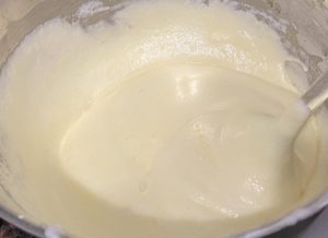 Delikatne mieszanie ciasta Łączenie piany z białek z masą żółtkową