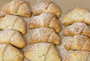 Upieczone rogaliki posypane cukrem pudrem
