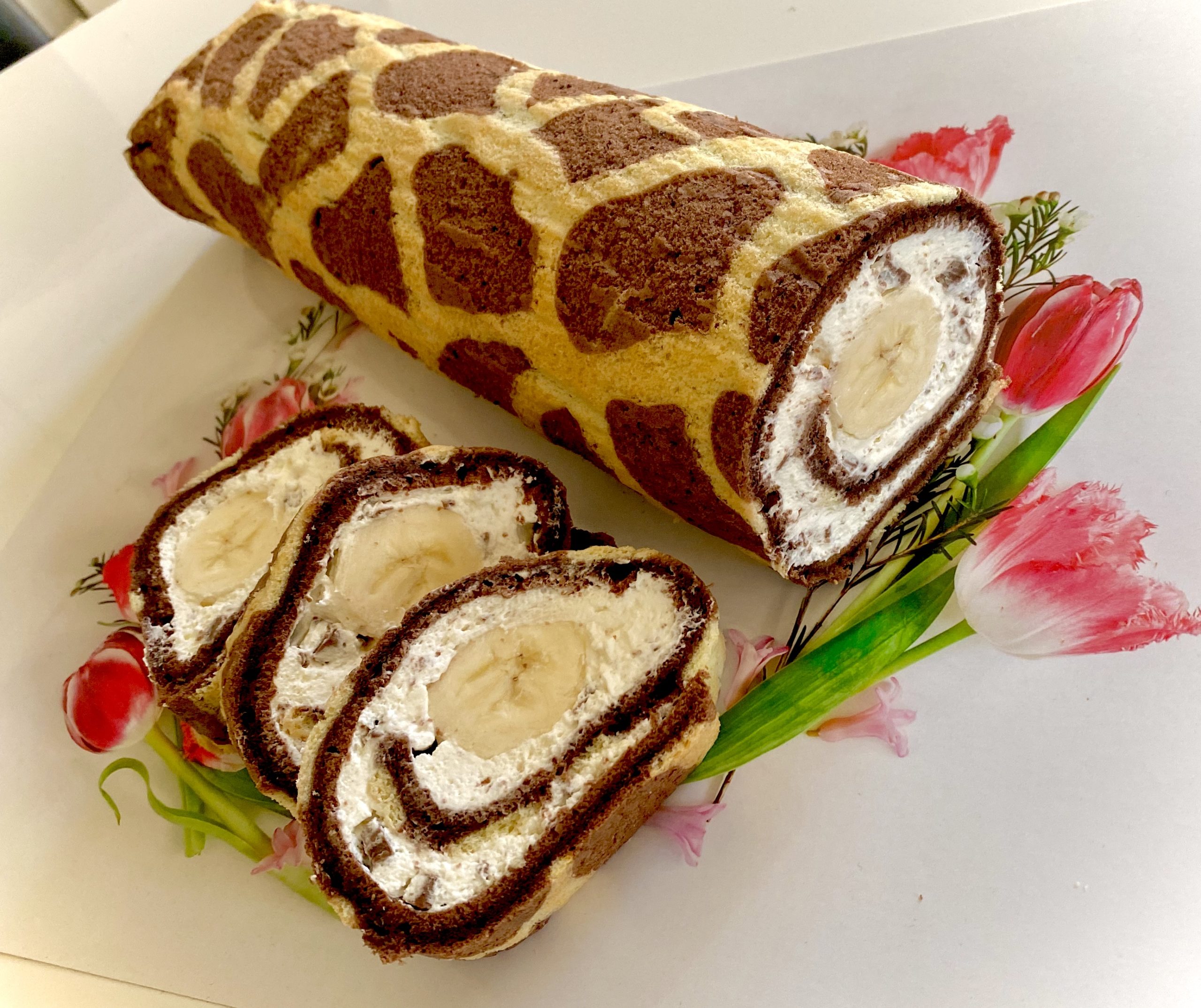 Rolada żyrafa z bananami i czekoladą - F0EAF3C3 0A00 4E2C 88AD 053AA765086A scaled