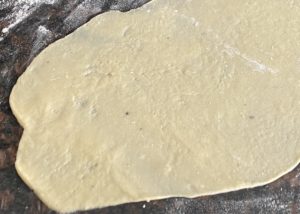 Cienko rozwałkowane ciasto na ukraińskie pierogi