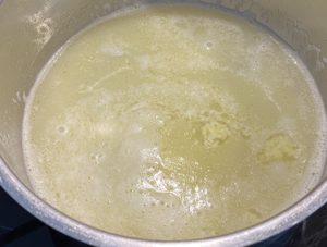 Woda z masłem do przygotowania ciasta na pierogi
