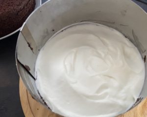 Składanie tortu warstwami Przekładanie blatów tortu doniczka kremem i bananami