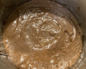 Ciasto przygotowane do pieczenia Masa biszkoptowa w rancie cukierniczym – baza pod tort donica