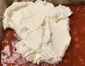 Krem mascarpone na delikatne ciasto truskawkowe