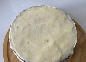 Pokrywanie tortu kremem maślanym Tynkowanie tortu kremem maślanym