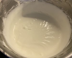 Przygotowanie lekkiej masy śmietankowej krem do tortu donica z kwiatami
