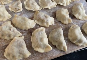 Lepienie pierogów ukraińskich z przygotowanym farszem