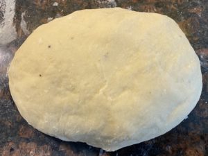 Elastyczne ciasto na ukraińskie pierogi przygotowane do schłodzenia