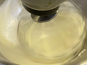 Dodawanie żółtek do piany – puszysty biszkopt kakaowy