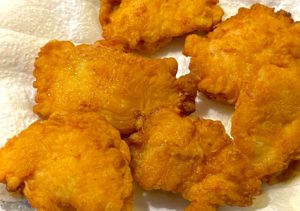 Domowe nuggetsy jak z KFC odsączane z tłuszczu na papierowym ręczniku.