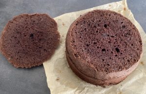Gotowy biszkopt po pieczeniu Upieczony biszkopt na tort doniczka