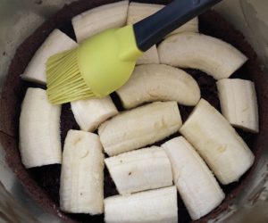 Układanie bananów na biszkopcie Warstwa bananów w torcie donica – nadzienie do tortu doniczka z kwiatami