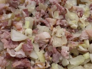 Boczek i cebula podsmażane do farszu
