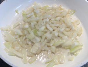 Podsmażanie cebuli na oleju