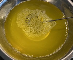 Studzenie galaretki cytrynowej Rozpuszczanie galaretki cytrynowej do kremu