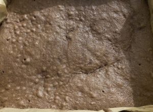 Upieczony biszkopt jako baza pod delikatne ciasto truskawkowe