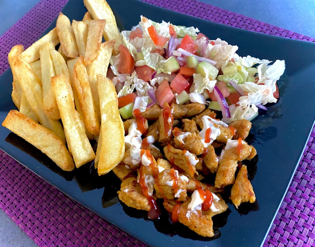 kebab z frytkami na talerzu