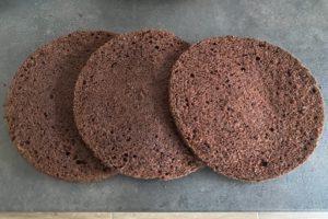 Podział biszkoptu na trzy części Krojenie biszkoptu na blaty do tortu donica z kwiatami