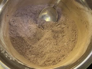 Suche składniki na biszkopt kakaowy – mąka, kakao i proszek do pieczenia