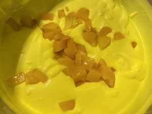 pokrojone brzoskwinie na torcik brzoskwiniowy przepis domowy