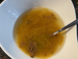 dodawanie kurkumy i cynamonu do mieszanki na syrop cytrusowy