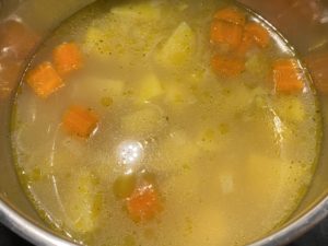 Gotowanie warzyw w bulionie – przepis na kremową zupę czosnkową krok po kroku.