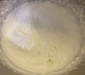 ubijanie śmietanki do kremu na tort ajerkoniakowy
