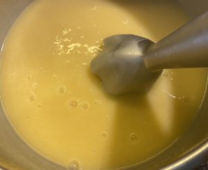 kremowa zupa czosnkowa w trakcie przygotowania.