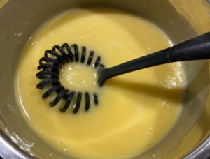 przygotowanie żelki ajerkoniakowej – tort ajerkoniakowy z brzoskwiniami