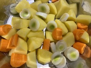 Pokrojone warzywa jako baza pod kremową zupę czosnkową
