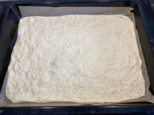 pizza z suchych drożdży formowanie ciasta na blasze